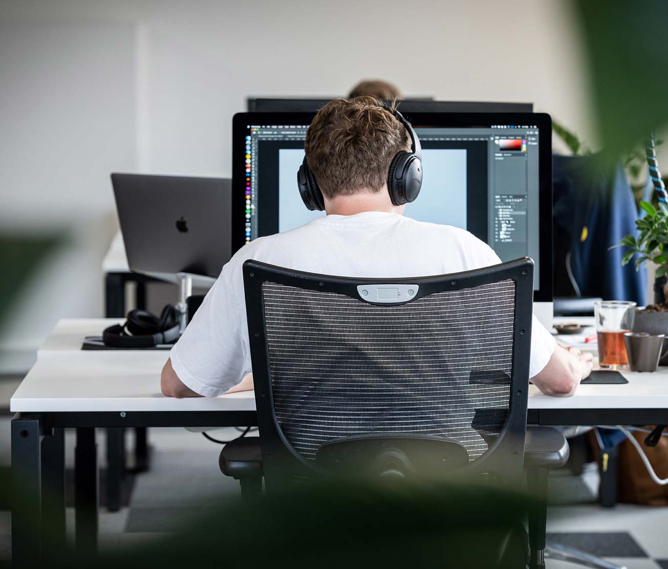 Goede focus met koptelefoon op