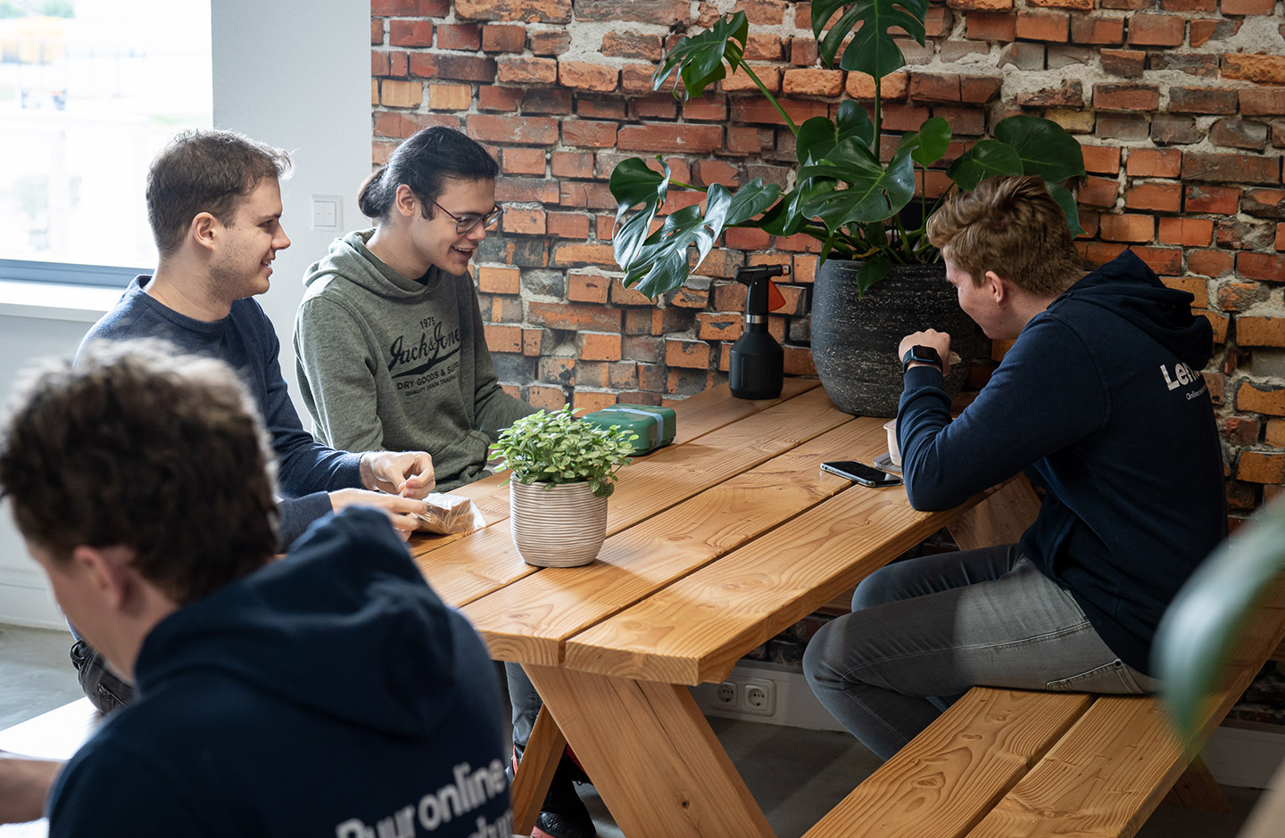 In de buitenlucht lunchen bij Lemone